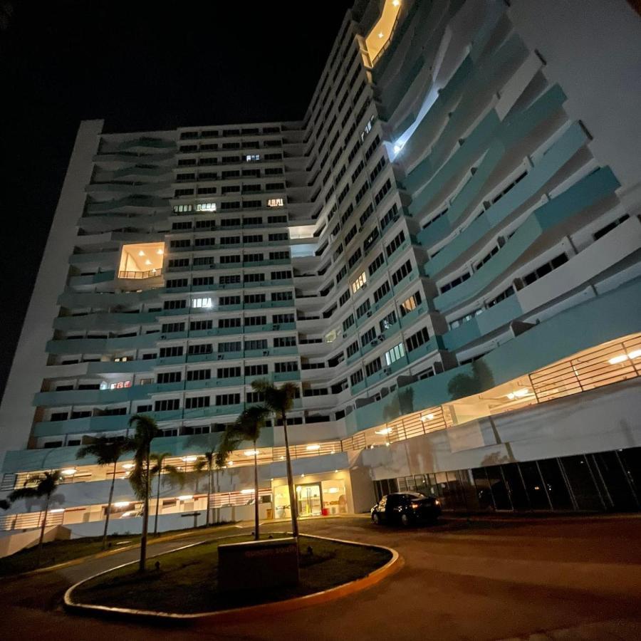 Acellyne'S Suites At The Residences At Commonwealth By Century Quezon City Exteriér fotografie