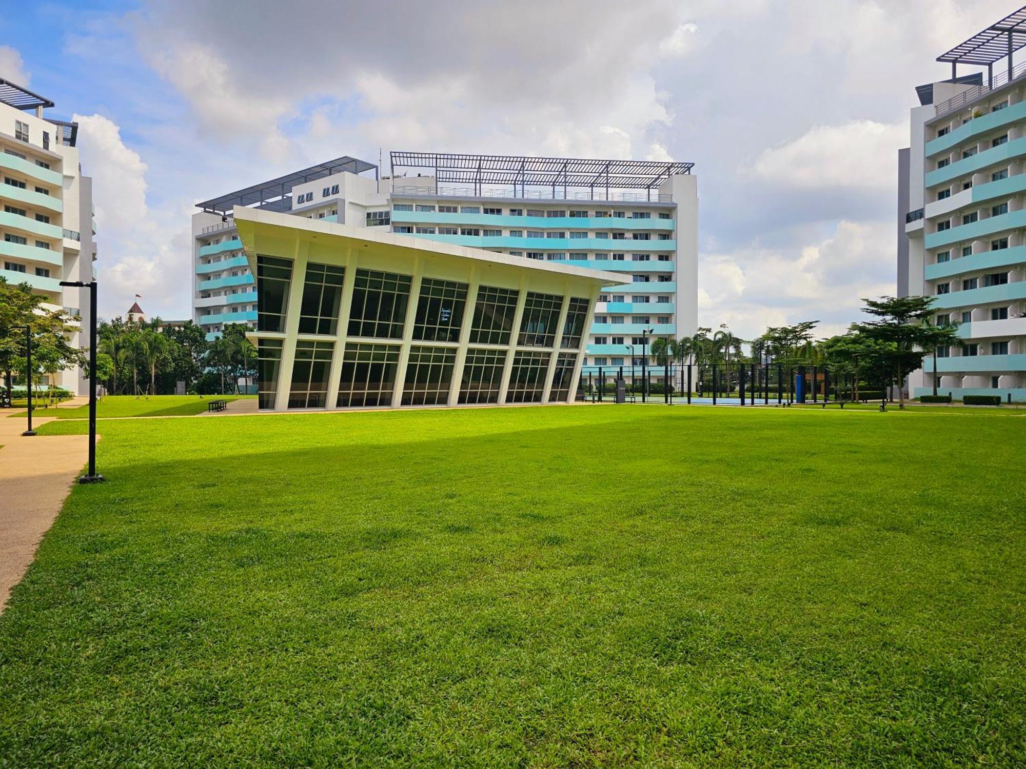 Acellyne'S Suites At The Residences At Commonwealth By Century Quezon City Exteriér fotografie