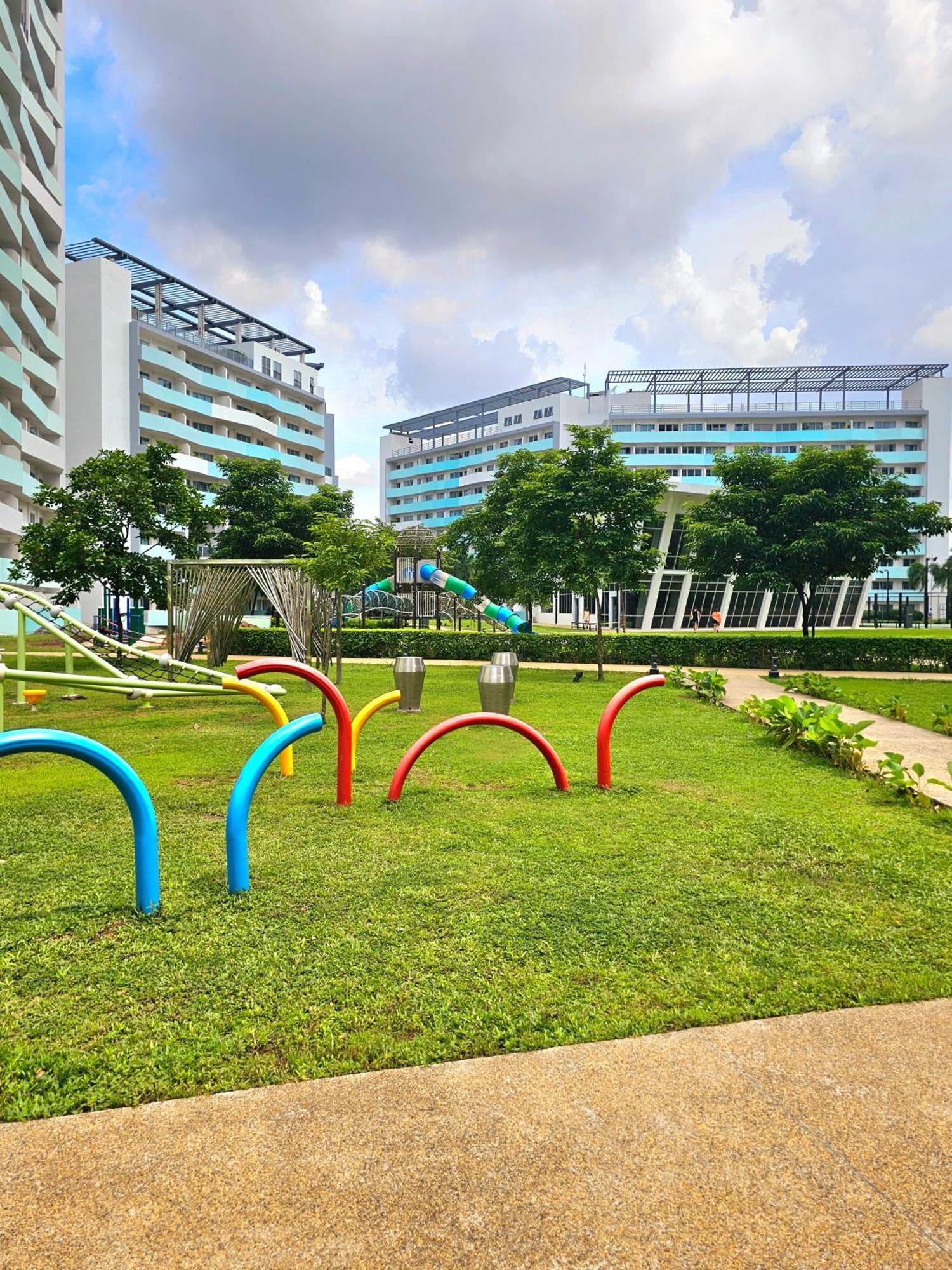Acellyne'S Suites At The Residences At Commonwealth By Century Quezon City Exteriér fotografie
