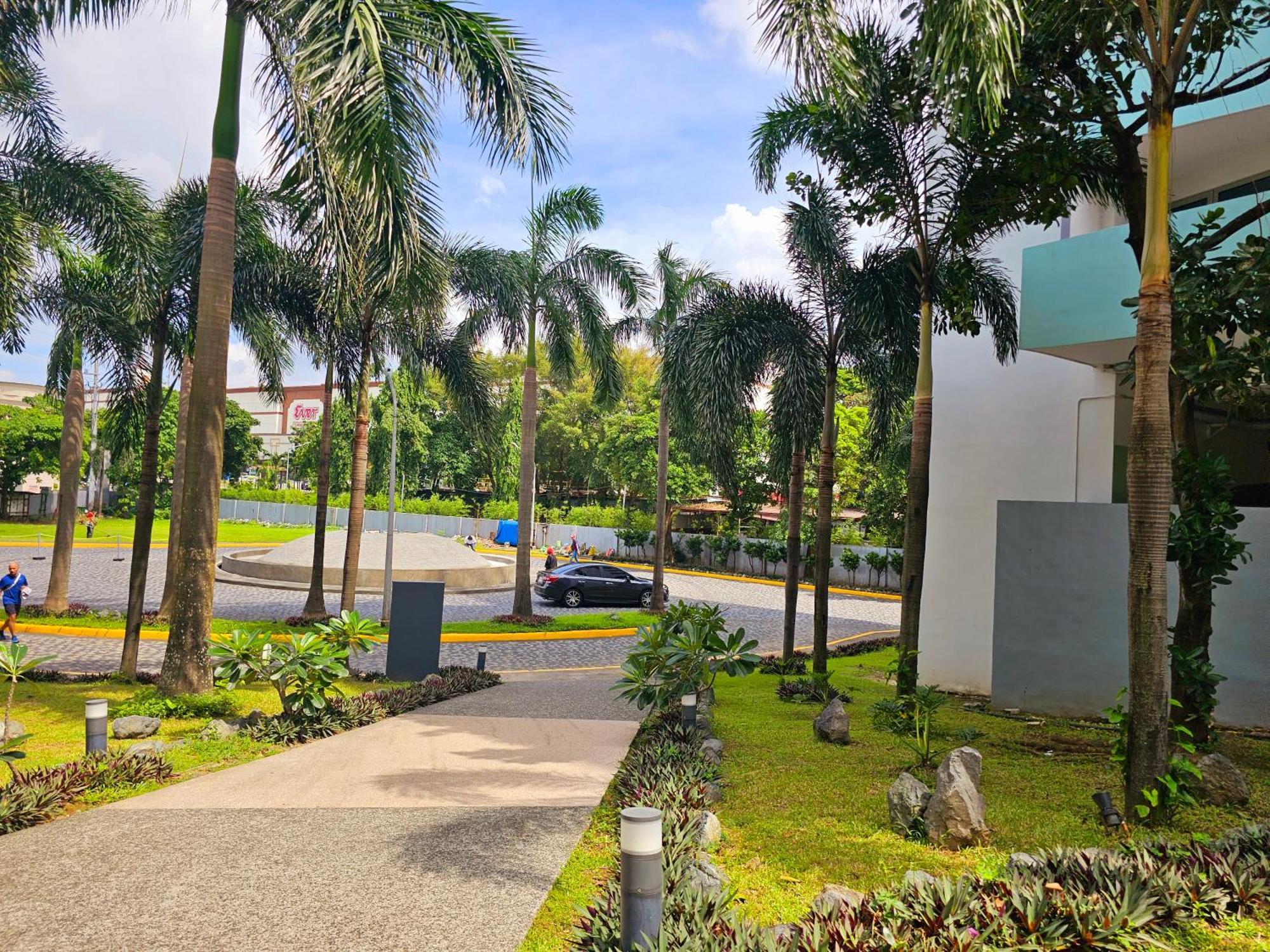 Acellyne'S Suites At The Residences At Commonwealth By Century Quezon City Exteriér fotografie