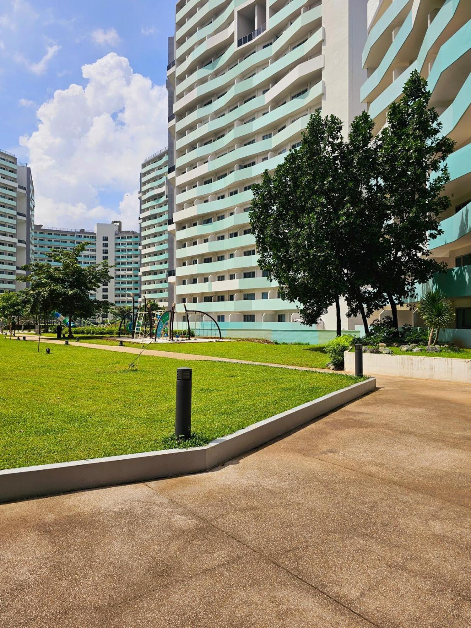Acellyne'S Suites At The Residences At Commonwealth By Century Quezon City Exteriér fotografie