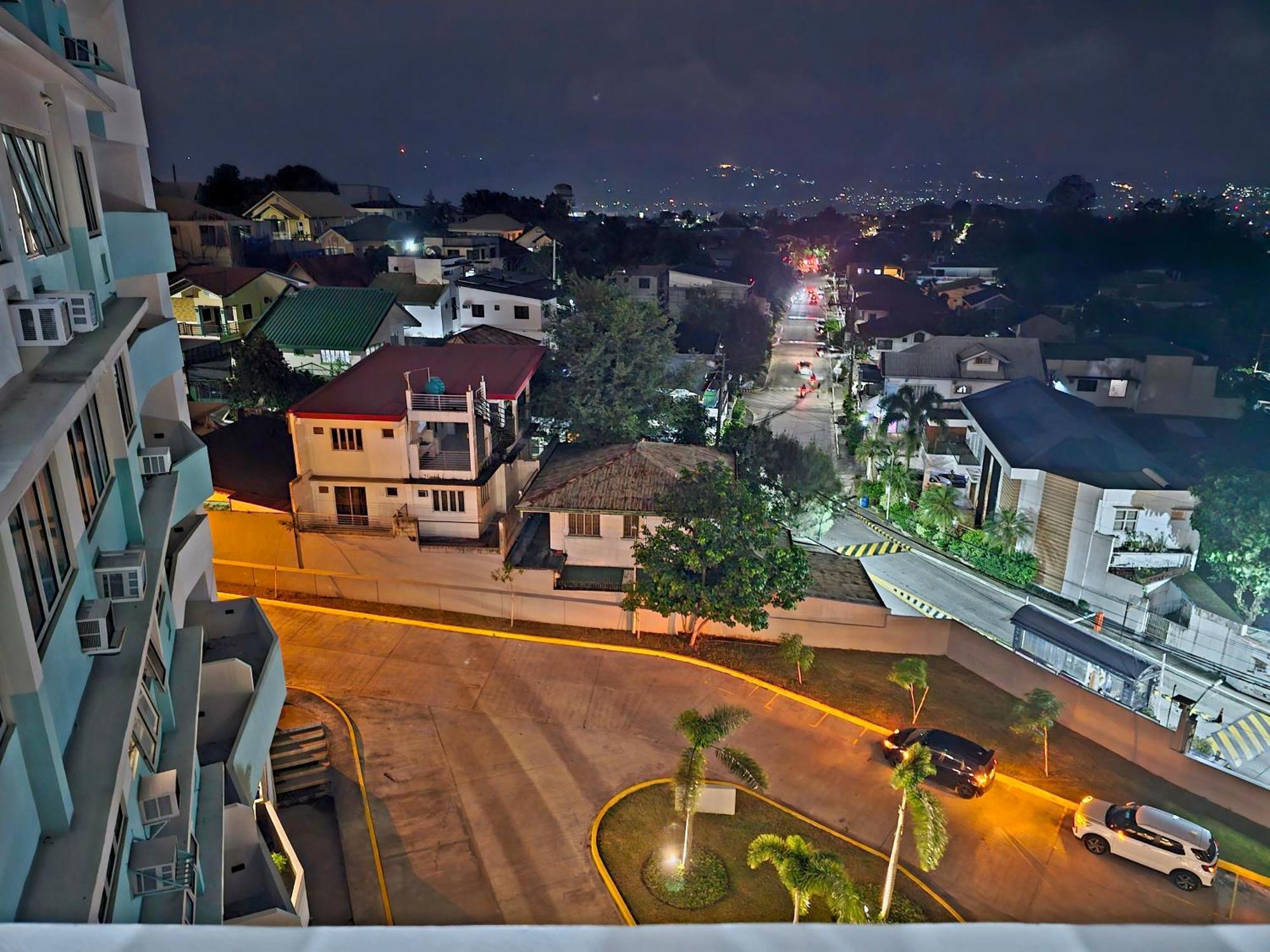 Acellyne'S Suites At The Residences At Commonwealth By Century Quezon City Exteriér fotografie