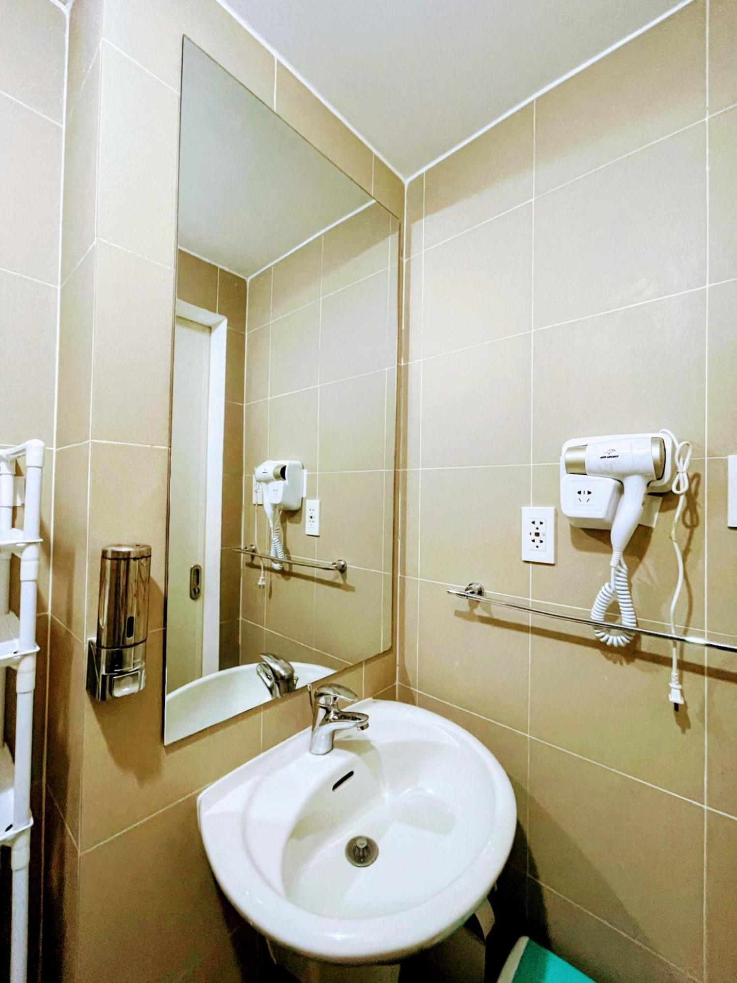 Acellyne'S Suites At The Residences At Commonwealth By Century Quezon City Pokoj fotografie