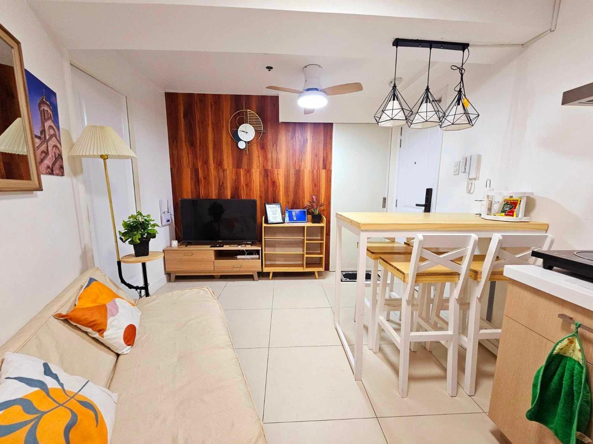Acellyne'S Suites At The Residences At Commonwealth By Century Quezon City Exteriér fotografie